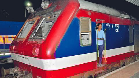 International Womens Day : धैर्य, जिद्दीच्या जोरावर प्रवाशांचे सारथ्य