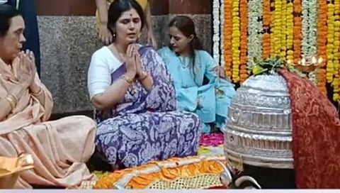 पंकजा मुंडे यांनी घेतले कुटुंबियांसमवेत वैजनाथाचे दर्शन