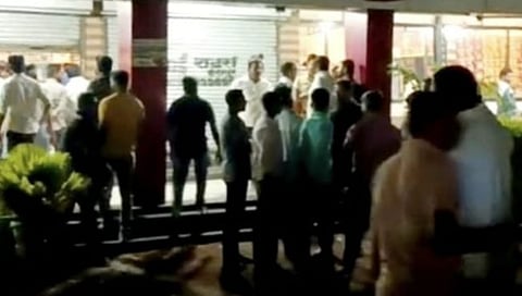 पुणे : इंदापूरमध्ये गोळीबार करत कोयत्याने वार करून युवकाचा खून