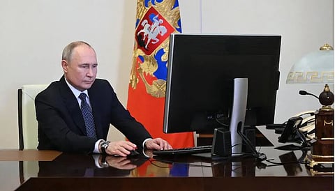 रशिया राष्ट्राध्यक्षपदाच्या निवडणुकीत ऑनलाईन मतदान करताना व्लादिमीर पुतिन.