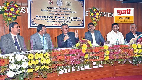 नाशिक : निमा सभागृहात उद्योजकांच्या परिसंवादात बोलताना आरबीआयचे महाव्यवस्थापक सिबो नेखिनी. समवेत विविध बँकांचे प्रमुख अधिकारी व पदाधिकारी.