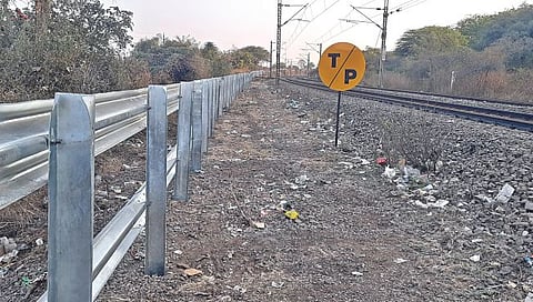 देवळाली कॅम्प : रेल्वेमार्गाच्या बाजूला उभारण्यात आलेल्या स्टीलच्या संरक्षक रेलिंग