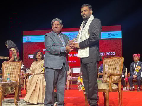 कृष्णात खोत यांना ‘रिंगाण’ या मराठी कादंबरीसाठी साहित्य अकादमी पुरस्कार प्रदान