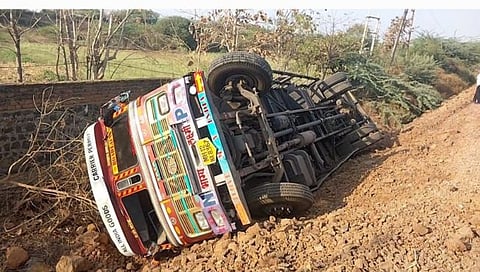 बीड: परळी-गंगाखेड मार्गावर ट्रक खड्ड्यात कोसळला; चालक, क्लिनर जखमी