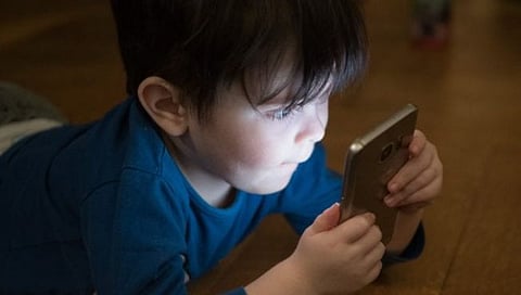 Mobile addiction in kids : मोबाईल, संगणकाच्या अतिवापराचा परिणाम; दहापैकी तिघांना चष्मा!