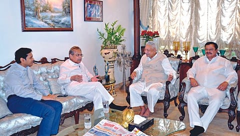 डॉ. प्रतापसिंह जाधव यांच्याशी शाहू महाराज, पी. एन. यांची चर्चा