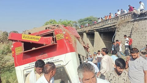 Parbhani Accident : अकोली जवळील पुलावरून बस नदी पात्रात कोसळली; ३३ प्रवासी जखमी