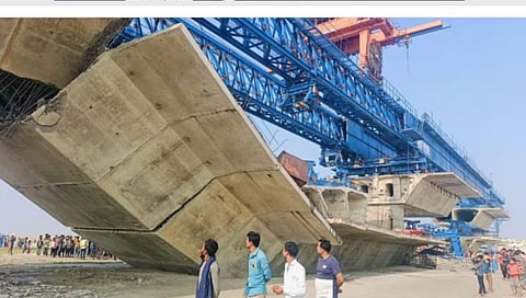 पुलाचा स्लॅब कोसळून एका मजुराचा मृत्यू