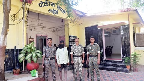 नक्षल समर्थकास अटक