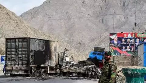 Pakistan Attacked : पाकिस्तानच्या बलुचिस्तानमधील नौदल हवाई तळावर हल्ला