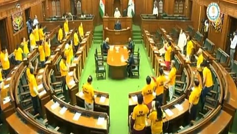 केजरीवाल यांच्या अटकेविरोधात आप आमदारांचा दिल्ली विधानसभेत गदारोळ