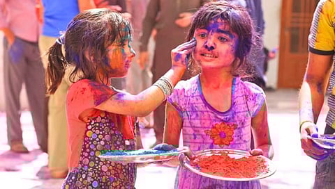 Rangpanchami 2024 : कृत्रिम रंग वापरताय? वेळीच सावध व्हा! ‘अशी’ घ्या त्वचेची काळजी