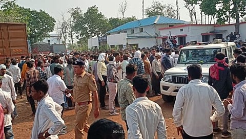 Dhirendra Shastri Maharaj : धार्मिक भावना भडकाविल्याप्रकरणी अखेर धीरेंद्र शास्त्री महाराजांविरोधात गुन्हा