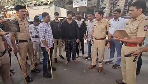 ठाणे: मुंब्रा येथे पोलिसाला चाकूचा धाक दाखवून दहशत पसरवणाऱ्या दोघांची धिंड