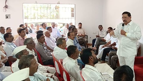 सोळांकूर येथील राष्ट्रवादी काँग्रेसच्या कार्यकर्त्यांच्या मेळाव्याप्रसंगी प्रदेश उपाध्यक्ष ए वाय पाटील व उपस्थित पदाधिकारी व कार्यकर्ते. (फोटो-व्ही डी पाटील)