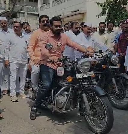 Loksabha election | डाॅ. अमोल कोल्हेंची बुलेटवरुन प्रचारास सुरुवात