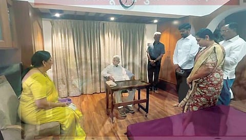 अनंतराव थोपटे यांची सुनेत्रा पवार यांनी घेतली भेट