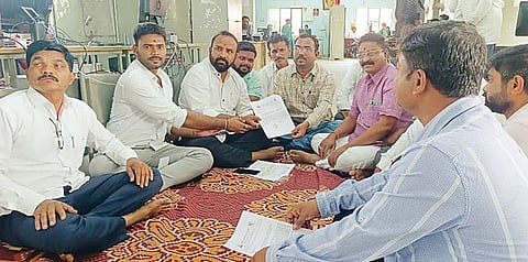 सीसीटीव्ही सुरू करण्यासाठी नगरपरिषदेत ठिय्या : लाखोंचा खर्च पाण्यात