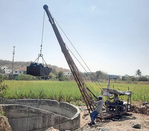 पुरंदरमधील शेतकरी पाण्याच्या शोधात !