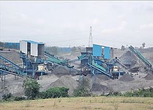 विद्युत टॉवरला लागूनच स्टोन क्रशर; लोकांच्या जीविताशी खेळ