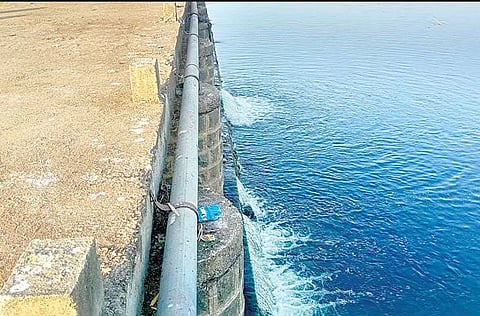 सोनवडी बंधार्यातून पाण्याची गळती; गळती थांबण्याची शेतकर्यांची मागणी