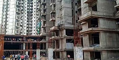 दुर्दैवी ! इमारतीवरून पडून कामगाराचा मृत्यू ; ठेकेदारावर गुन्हा दाखल