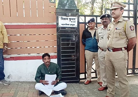 आयुक्त भाजप कार्यकर्त्याच्या भूमिकेत; आयुक्तांच्या निवासाबाहेर धंगेकरांचा ठिय्या