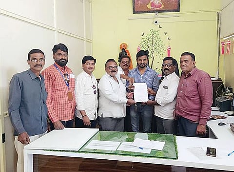 कुणी वीज देतं का वीज? संतप्त शेतकर्यांनी कैफियत