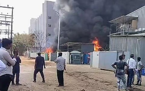 Fire accident : रांजे येथील रंगाच्या कंपनीला भीषण आग : लाखो रुपयांचे नुकसान