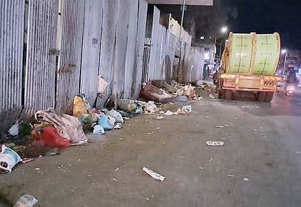 चकाचक रस्त्यावर लागतोय कचऱ्याचा ढीग; दुर्गंधीने नागरिकांचे आरोग्य धोक्यात