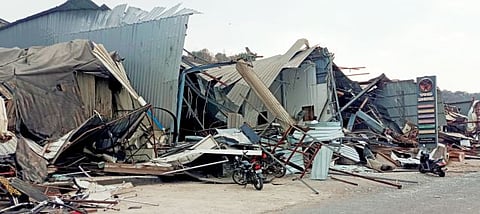 सुतारवाडी भागातील बांधकामांवर महापालिका प्रशासनाकडून हातोडा