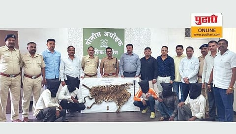 इगतपुरी : आरोपींना मुद्देमालासह जेरबंद करताना स्थानिक गुन्हे शाखेचे पथक. (छाया: वाल्मीक गवांदे)