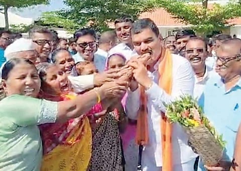 इंदापूर नगरपरिषदेचे 64 कामगार कायम : कामगारांनी भरविले पेढे