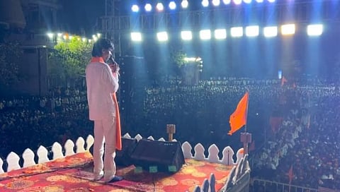 मनोज जरांगे-पाटील यांची महासंवाद बैठकीतील जल्लोष पडला महागात, २६ जणांविरुद्ध गुन्हा दाखल