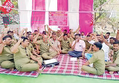 मानधन तत्त्वावरील कामगारांनी पुकारले बंड; 38 कर्मचारी उपोषणात सहभागी