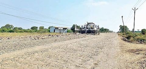 ठेकेदाराचा हलगर्जीपणा ठरतोय डोकेदुखी : नगर-जामखेड रस्त्याचे काम रखडले