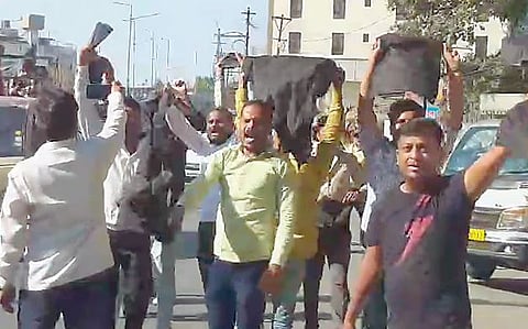 मराठा आंदोलकांच्या गनिमी काव्याने नारायण राणेंना घेरले ! दाखविलेे काळे झेंडे