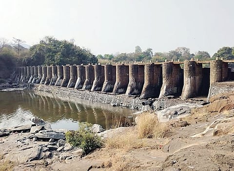 निरेवरील बंधारे कोरडेठाक : पाण्याअभावी पिकांचे नुकसान