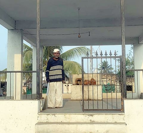 जाती-धर्मा पलीकडची गोष्ट : मुस्लिम अवलिया करतोय देवळांची साफसफाई