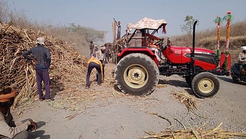 परभणी: पूर्णा येथील रेल्वे उड्डाणपूलाचा रस्ता ठरतोय जीवघेणा; ठेकेदाराचे दुर्लक्ष