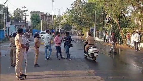 अमरावतीमधील कमानीचा वाद चिघळला, पोलिसांवर दगडफेक