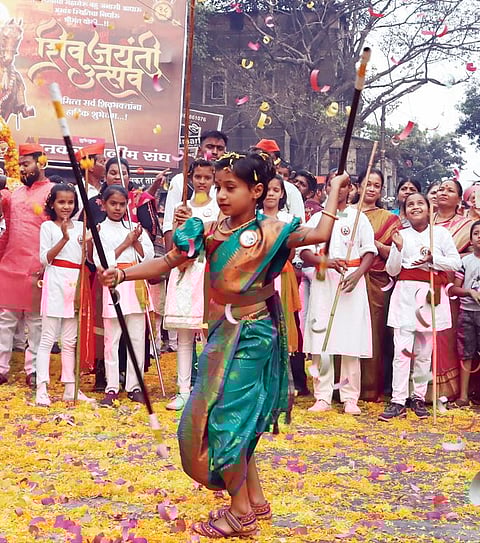 अवघे वातावरण शिवमय; फुलांची उधळण व मर्दानी खेळांचे सादरीकरण