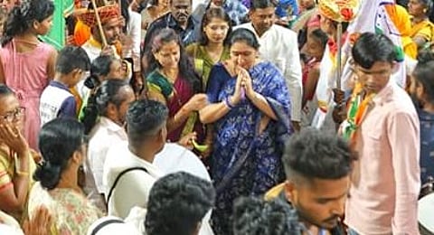 पाण्याला त्रस्त महिला ‘मिनरल वॉटर’ पिऊन वाजवताहेत टाळ्या