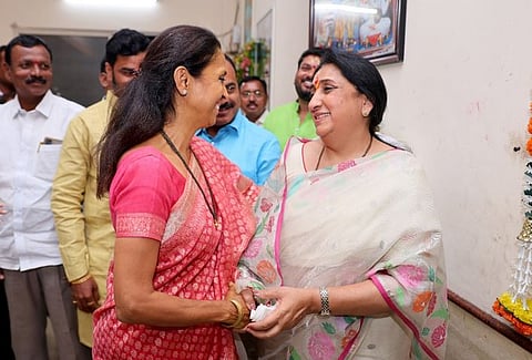 Supriya Sule- Sunetra Pawar : सुप्रिया सुळे-सुनेत्रा पवार यांची गळाभेट : राजकीय वर्तुळात चर्चांना उधाण (व्हिडिओ)