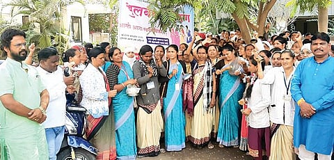 आशा सेविका, गटप्रवर्तकांच्या थाळीनादने दणाणले प्रांताधिकारी कार्यालय