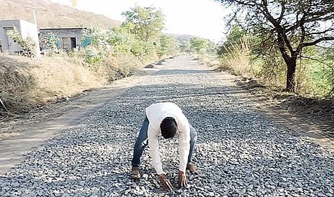 गावकरी उखडणार केळीफाटा ते ठाणगाव रस्ता; करणार निकृष्ट रस्त्यांचा भांडाफोड
