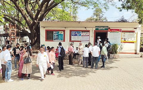 एकीकडे कोट्यवधींचा महसूल; नागरिकांचे मात्र हाल