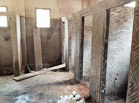 स्वच्छतागृहाअभावी महिलांची कुचंबणा; मंदिराजवळील स्वच्छतागृह अर्धवट अवस्थेत