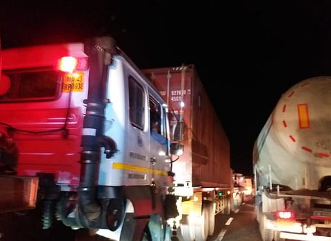 पुणे-मुंबई एक्स्प्रेस वेवर बोरघाटाजवळ 15 किलोमीटरपर्यंत वाहनांच्या रांगा..