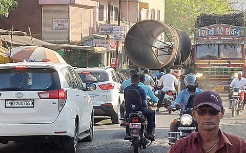वाहतूक कोंडीत अडकले खुद्द पोलिस अधीक्षक; स्थानिक पोलिस गायब